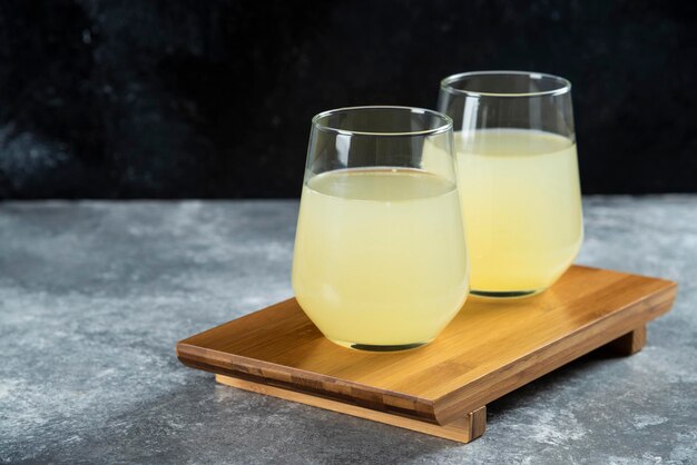 Две чашки лимонада на деревянном столе.