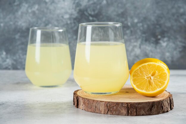 Two cups of tasty lemonade with lemon slices.