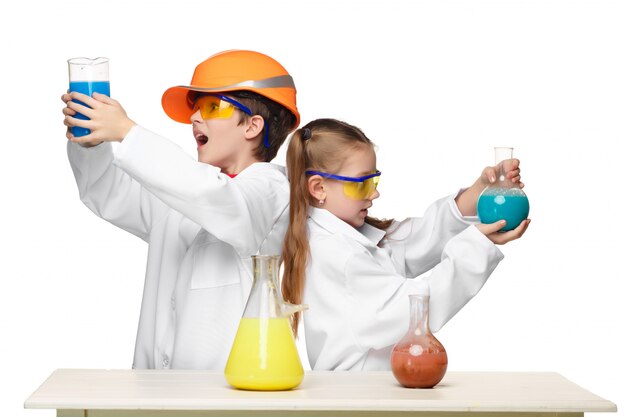 화학 수업 만들기 실험에서 두 귀여운 아이