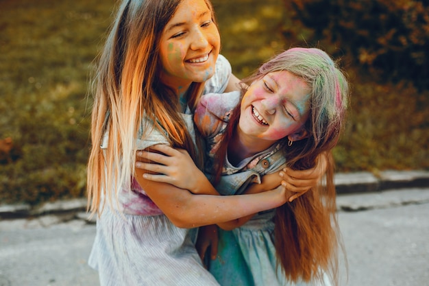 Бесплатное фото Две милые девушки развлекаются в летнем парке