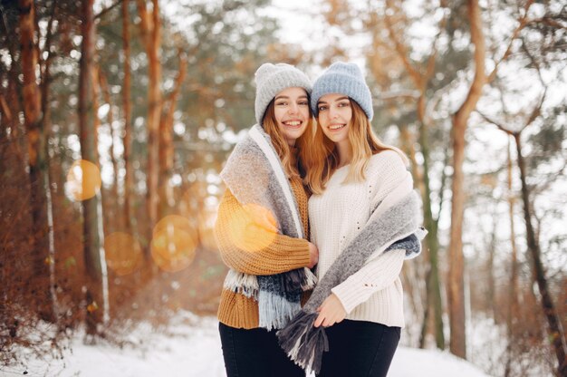 겨울 공원에서 두 귀여운 여자