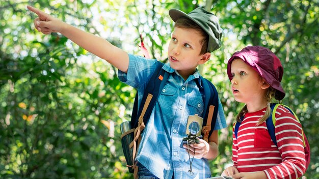 森の中をトレッキングする2人のかわいい子供たち