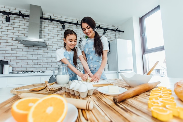 Due bambine carine che cucinano a casa