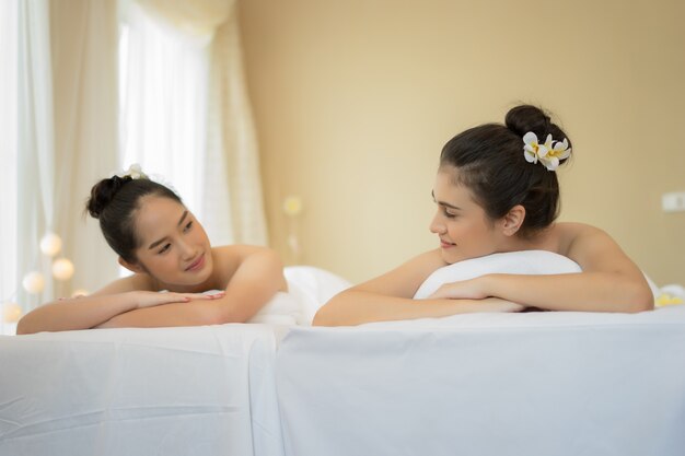 Две симпатичные молодые женщины во время лечения кожи в спа-салоне.