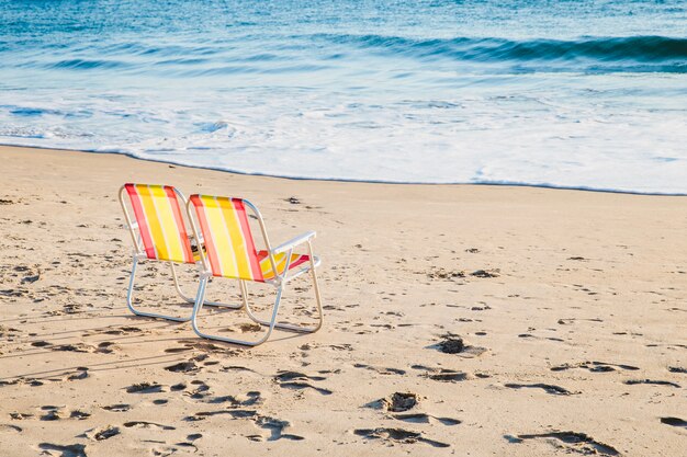 해변에서 2 개의 갑판 의자