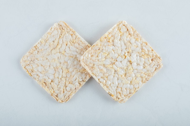 Бесплатное фото Два вкусных воздушных хрустящих хлеба на белом.