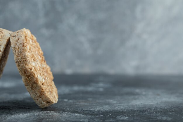 대리석 표면에 두 개의 맛있는 crispbread