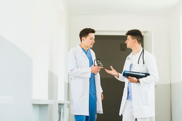 Free photo two doctors in lab