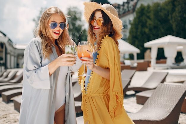 Foto gratuita due ragazze eleganti in un resort