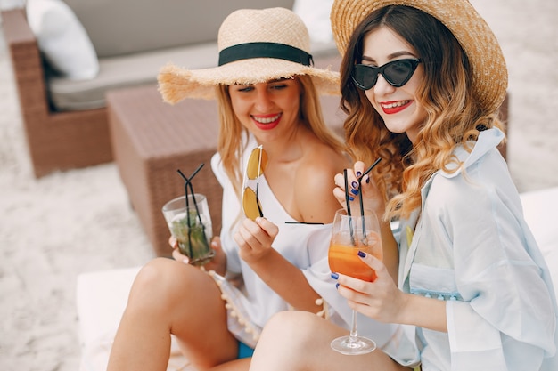 Foto gratuita due ragazze eleganti in un resort