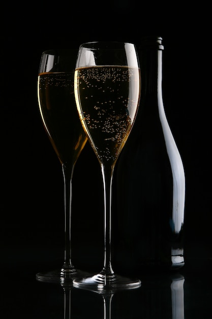 Два элегантных бокала с золотым шампанским