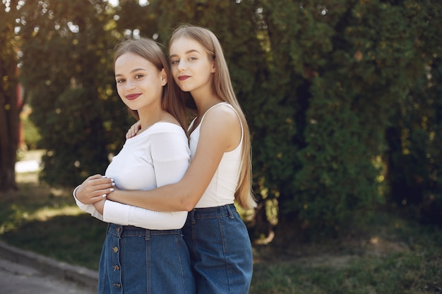 Due ragazze eleganti e alla moda in un parco di primavera