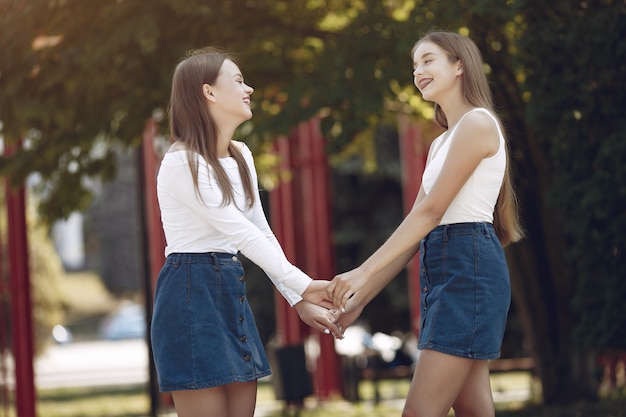 Due ragazze eleganti e alla moda in un parco di primavera