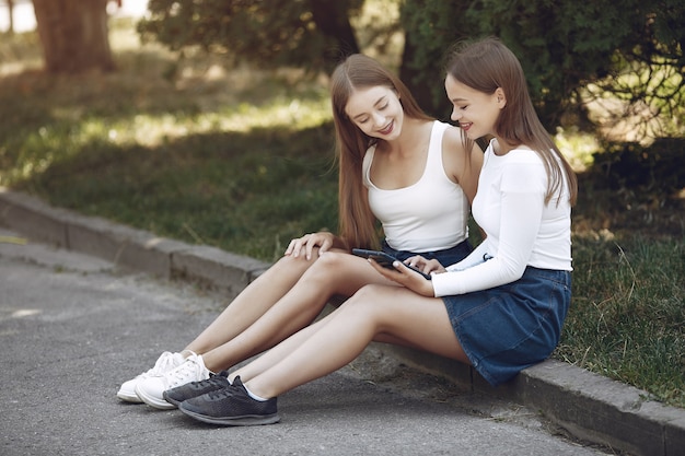 Due ragazze eleganti e alla moda in un parco di primavera