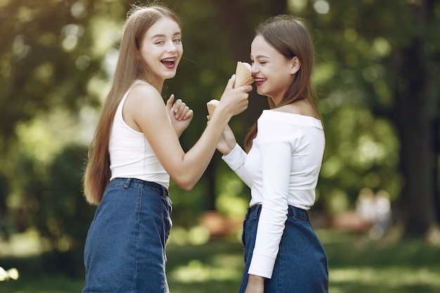 Due ragazze eleganti e alla moda in un parco di primavera