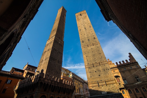 아침에 두 개의 유명한 떨어지는 타워 Asinelli와 Garisenda, 볼로냐, Emilia-Romagna, 이탈리아