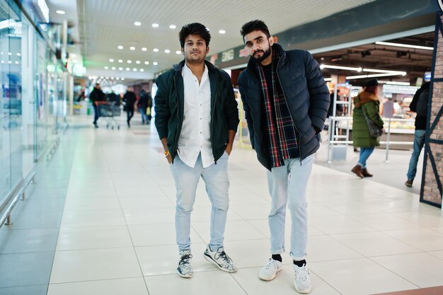 셔츠와 재킷을 입은 두 명의 세련된 인도 남자가 쇼핑몰 아시아 남자 쇼핑에 포즈를 취했습니다.