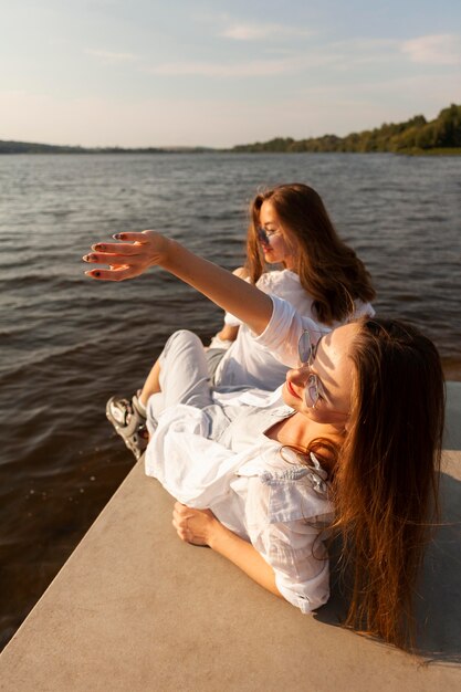 호수에서 태양을 즐기는 두 여자 친구