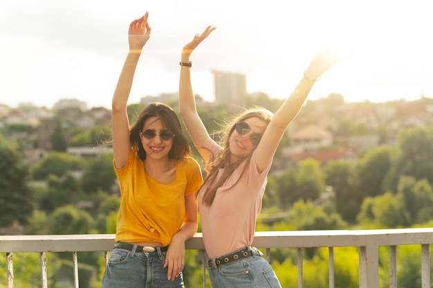 Free photo two female friends spending time together outdoors