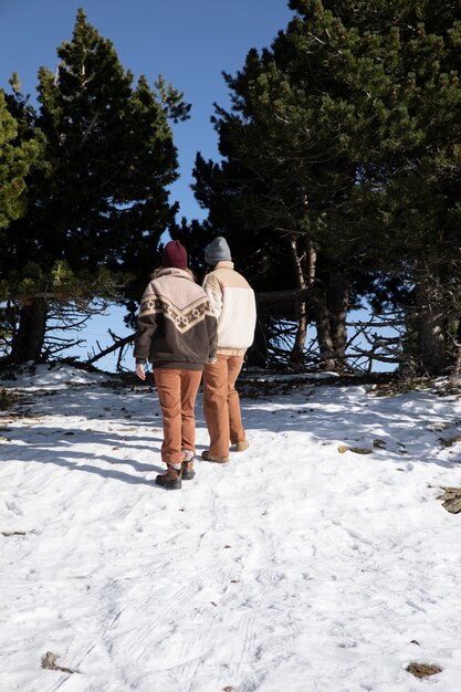 겨울 동안 눈 위를 산책하는 두 여성 연인