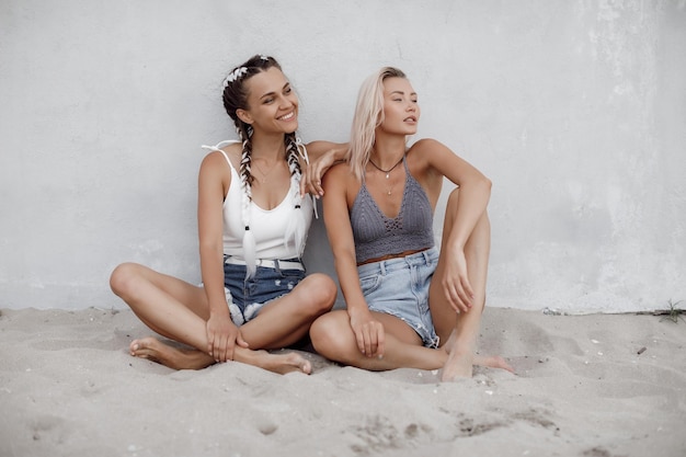 Free photo two female models in summer clothes