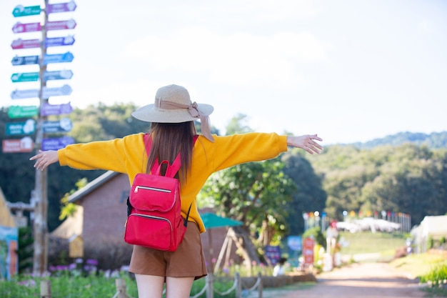 2人の女性観光客が場所を見つけるために地図を持っています。