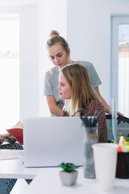 Foto gratuita due femmine che lavorano in ufficio