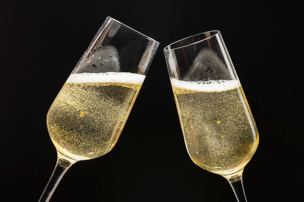 Празднование двух праздничных бокалов шампанского