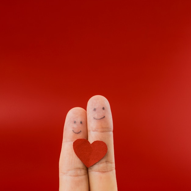 Два пальца, нарисованные счастливыми лицами
