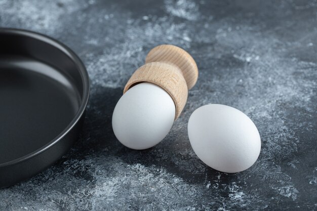 Два свежих яйца со сковородой
