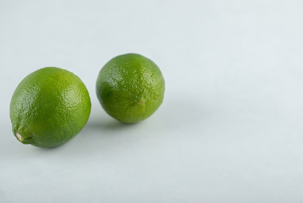 2つの新鮮なライム。写真をクローズアップ。有機柑橘系の果物。
