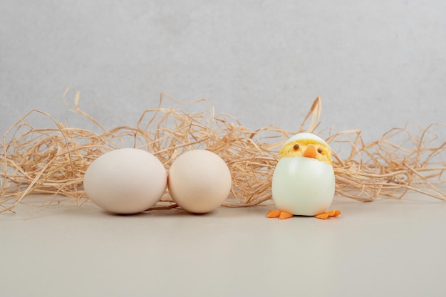 닭고기 장난감 및 건초 두 신선한 흰색 닭고기 달걀.
