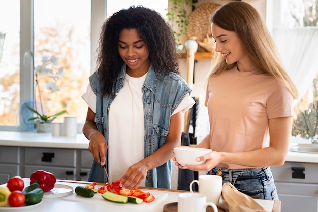 Foto gratuita due amici che cucinano insieme in cucina