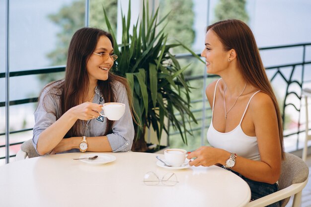 お茶を飲んでいるカフェで二人の女の子