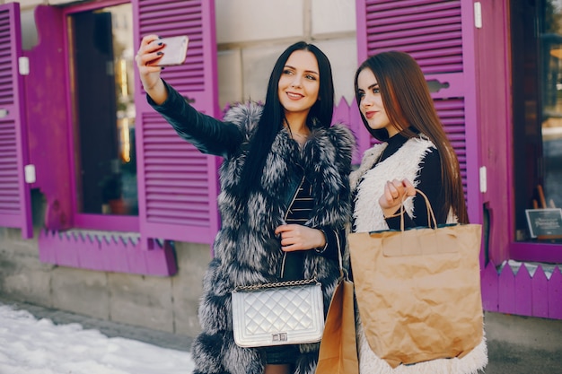 Due ragazze in una città