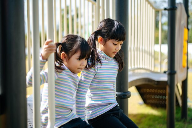 Две девочки весело играют на детской площадке