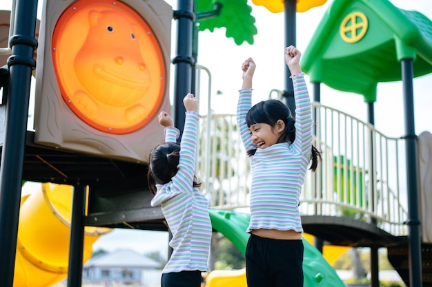 Две девочки весело играют на детской площадке