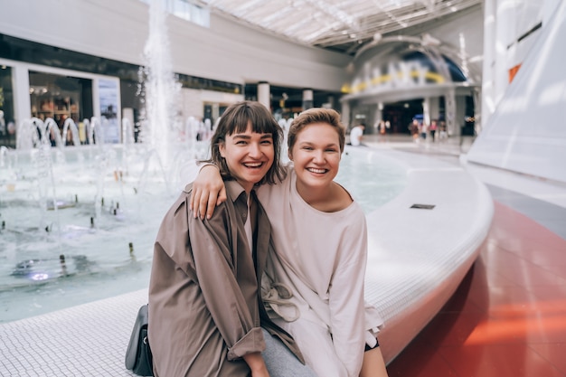 Due ragazze si divertono nel centro commerciale