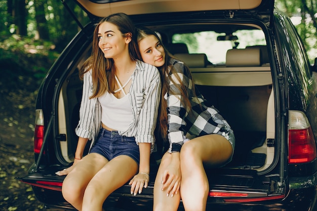 Due ragazze vicino all'automobile