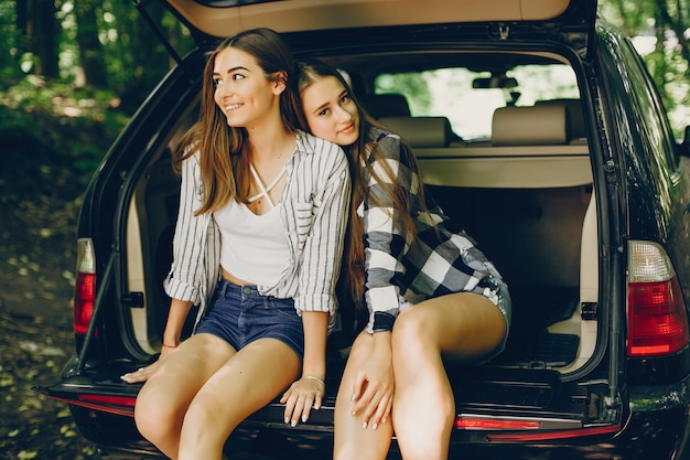 車の近くの二人の女の子
