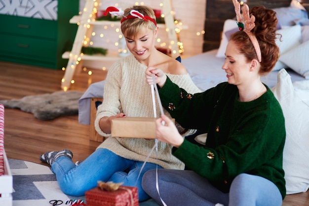 クリスマスのクリスマスプレゼントを準備する2人の女の子