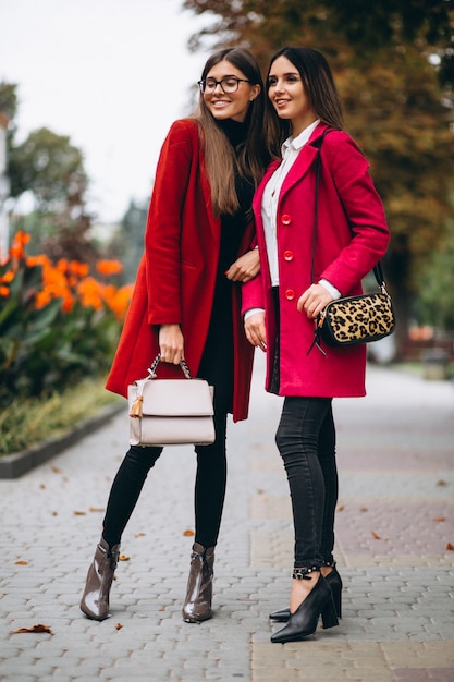 빨간 코트 모델의 두 여자