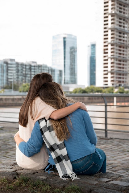 Foto gratuita due ragazze in ambiente urbano