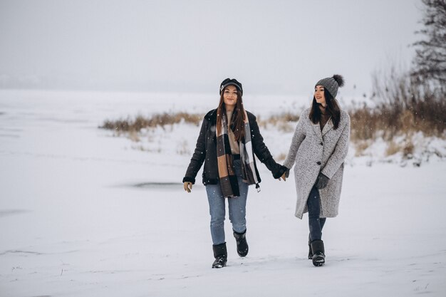 Две девушки гуляют в зимнем парке