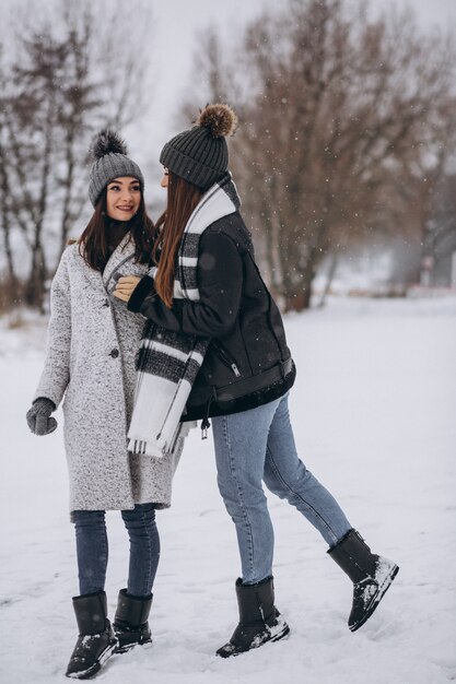 겨울 공원에서 함께 걷는 두 여자