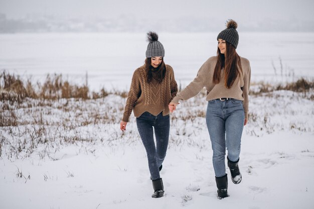 冬の公園で一緒に歩く二人の女の子