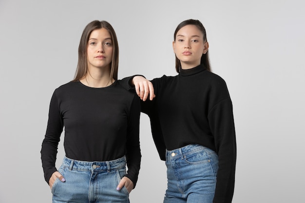 스튜디오에서 포즈를 취하는 검은 티셔츠를 입은 두 소녀