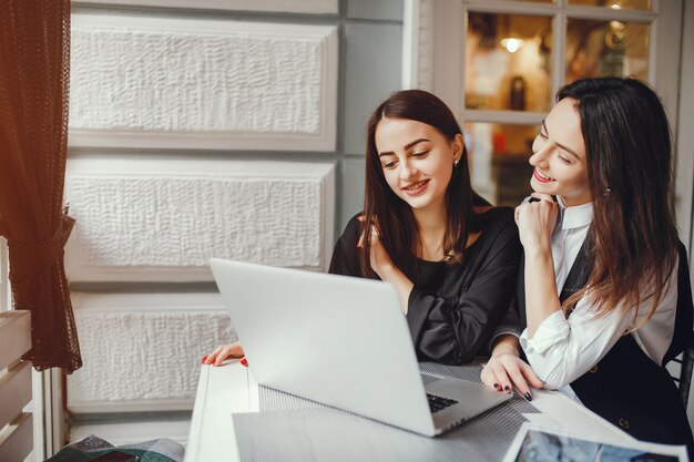 2人の女の子がコンピュータで働く