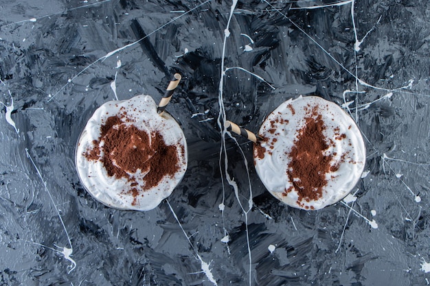 대리석 표면에 휘핑크림을 얹은 커피 두 잔.