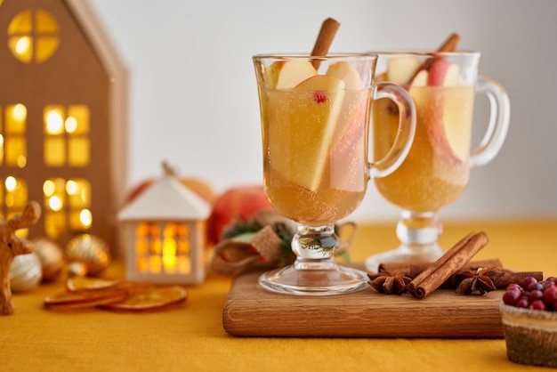 Два стакана горячего рождественского зимнего яблочного глютена. глинтвейн алкогольный белый. яблочный сидр